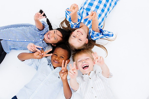 포토 JPG 스튜디오촬영 서양인 여자 남자 어린이라이프 어린이 흑인 실내 웃음 동양인 여러명 상반신 친구 하이앵글 글로벌 눕기 브이 국내포토 외국인 라이프스타일 뷰포인트 다수 관계 모션 표정 사람 인종 손짓 내부 파일형식