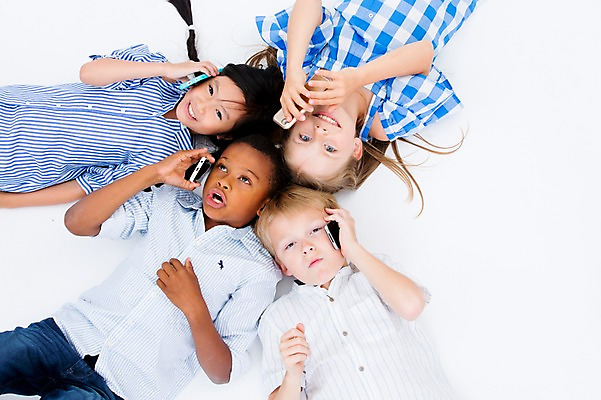 포토 JPG 스튜디오촬영 서양인 여자 남자 어린이라이프 어린이 흑인 실내 웃음 동양인 여러명 상반신 친구 스마트폰 하이앵글 글로벌 눕기 통화 국내포토 외국인 라이프스타일 뷰포인트 다수 관계 모션 표정 사람 인종 내부 핸드폰 스마트기기 파일형식