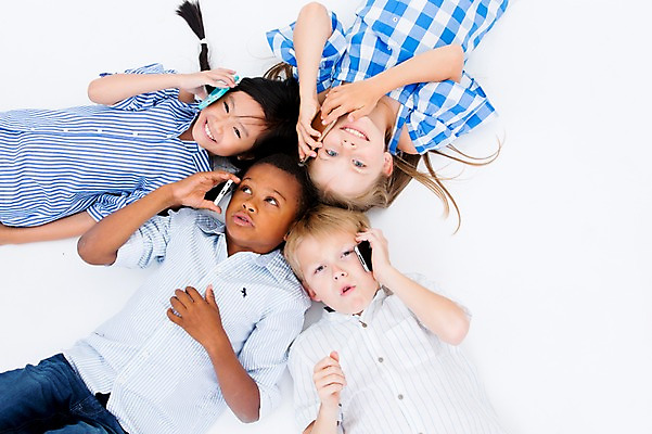 포토 JPG 스튜디오촬영 서양인 여자 남자 어린이라이프 어린이 흑인 실내 웃음 동양인 여러명 상반신 친구 스마트폰 하이앵글 글로벌 눕기 통화 국내포토 외국인 라이프스타일 뷰포인트 다수 관계 모션 표정 사람 인종 내부 핸드폰 스마트기기 파일형식