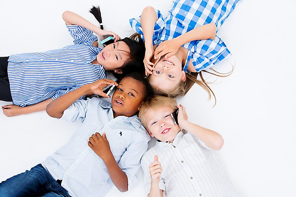 포토 JPG 스튜디오촬영 서양인 여자 남자 어린이라이프 어린이 흑인 실내 웃음 동양인 여러명 상반신 친구 스마트폰 하이앵글 글로벌 눕기 통화 국내포토 외국인 라이프스타일 뷰포인트 다수 관계 모션 표정 사람 인종 내부 핸드폰 스마트기기 파일형식