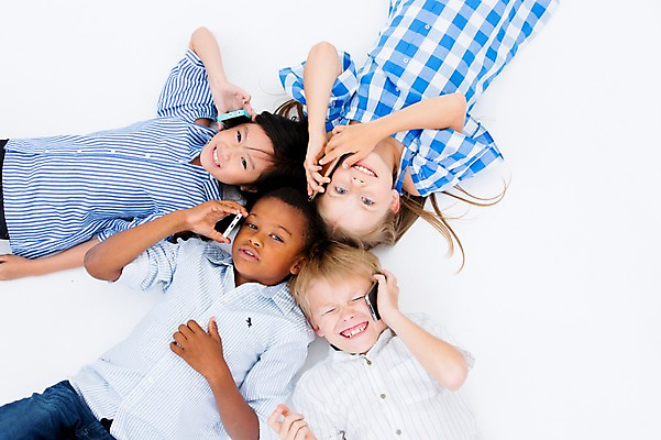 포토 JPG 스튜디오촬영 서양인 여자 남자 어린이라이프 어린이 흑인 실내 웃음 동양인 여러명 상반신 친구 스마트폰 하이앵글 글로벌 눕기 통화 국내포토 외국인 라이프스타일 뷰포인트 다수 관계 모션 표정 사람 인종 내부 핸드폰 스마트기기 파일형식