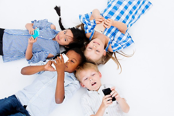 포토 JPG 스튜디오촬영 서양인 여자 남자 어린이라이프 어린이 흑인 실내 들기 동양인 여러명 상반신 친구 스마트폰 하이앵글 글로벌 눕기 국내포토 외국인 라이프스타일 뷰포인트 다수 관계 모션 사람 인종 내부 핸드폰 스마트기기 파일형식