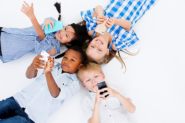 포토 JPG 스튜디오촬영 서양인 여자 남자 어린이라이프 어린이 흑인 실내 웃음 들기 동양인 여러명 상반신 친구 스마트폰 하이앵글 글로벌 눕기 국내포토 외국인 라이프스타일 뷰포인트 다수 관계 모션 표정 사람 인종 내부 핸드폰 스마트기기 파일형식