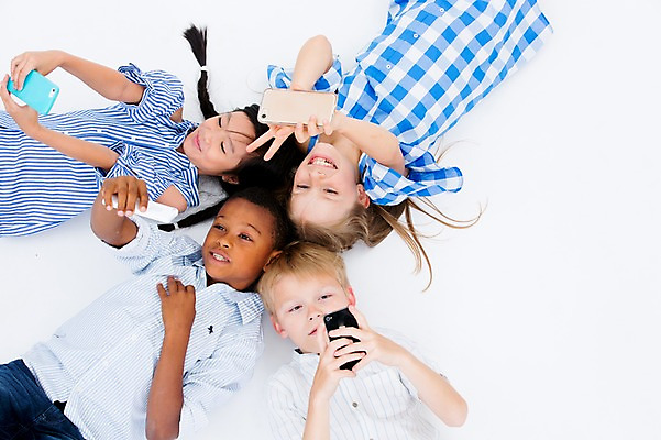 포토 JPG 스튜디오촬영 서양인 여자 남자 어린이라이프 어린이 흑인 실내 웃음 들기 동양인 여러명 상반신 친구 스마트폰 하이앵글 글로벌 눕기 셀프카메라 브이 국내포토 외국인 라이프스타일 뷰포인트 다수 관계 모션 표정 사람 인종 손짓 내부 핸드폰 스마트기기 사진촬영 파일형식