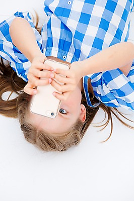 포토 JPG 스튜디오촬영 서양인 여자 어린이라이프 어린이 실내 한명 들기 상반신 스마트폰 하이앵글 글로벌 눕기 국내포토 외국인 1 라이프스타일 뷰포인트 모션 사람 내부 핸드폰 스마트기기 파일형식