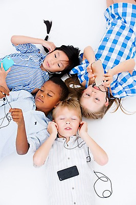 포토 JPG 스튜디오촬영 서양인 여자 남자 어린이라이프 어린이 이어폰 흑인 실내 들기 동양인 여러명 상반신 친구 스마트폰 하이앵글 글로벌 눕기 국내포토 외국인 라이프스타일 뷰포인트 음향기기 다수 관계 모션 사람 인종 내부 핸드폰 스마트기기 파일형식