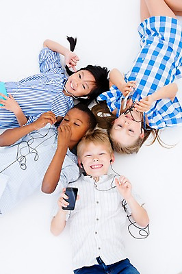 포토 JPG 스튜디오촬영 서양인 여자 남자 어린이라이프 어린이 이어폰 흑인 실내 웃음 들기 동양인 여러명 상반신 친구 스마트폰 하이앵글 글로벌 눕기 국내포토 외국인 라이프스타일 뷰포인트 음향기기 다수 관계 모션 표정 사람 인종 내부 핸드폰 스마트기기 파일형식