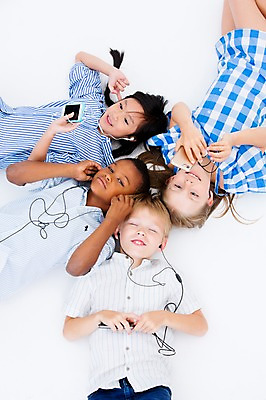 포토 JPG 스튜디오촬영 서양인 여자 남자 어린이라이프 어린이 이어폰 흑인 실내 웃음 들기 동양인 여러명 상반신 친구 스마트폰 하이앵글 글로벌 눕기 국내포토 외국인 라이프스타일 뷰포인트 음향기기 다수 관계 모션 표정 사람 인종 내부 핸드폰 스마트기기 파일형식