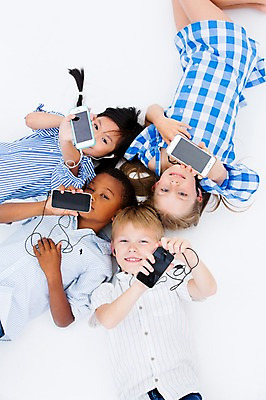 포토 JPG 스튜디오촬영 서양인 여자 남자 어린이라이프 어린이 이어폰 흑인 실내 웃음 들기 동양인 여러명 상반신 친구 스마트폰 하이앵글 글로벌 눕기 국내포토 외국인 라이프스타일 뷰포인트 음향기기 다수 관계 모션 표정 사람 인종 내부 핸드폰 스마트기기 파일형식