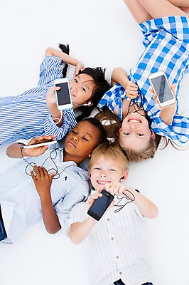 포토 JPG 스튜디오촬영 서양인 여자 남자 어린이라이프 어린이 이어폰 흑인 실내 웃음 들기 동양인 여러명 상반신 친구 스마트폰 하이앵글 글로벌 눕기 국내포토 외국인 라이프스타일 뷰포인트 음향기기 다수 관계 모션 표정 사람 인종 내부 핸드폰 스마트기기 파일형식