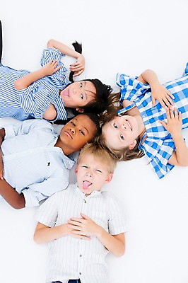 포토 JPG 스튜디오촬영 서양인 여자 남자 어린이라이프 어린이 흑인 실내 웃음 동양인 여러명 상반신 친구 하이앵글 글로벌 눕기 메롱 국내포토 외국인 라이프스타일 뷰포인트 다수 관계 모션 표정 사람 인종 내부 파일형식