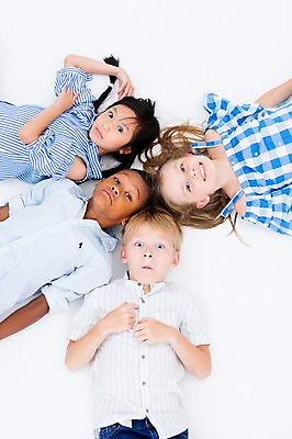 포토 JPG 스튜디오촬영 서양인 여자 남자 어린이라이프 어린이 흑인 실내 웃음 동양인 여러명 상반신 친구 하이앵글 글로벌 눕기 국내포토 외국인 라이프스타일 뷰포인트 다수 관계 모션 표정 사람 인종 내부 파일형식