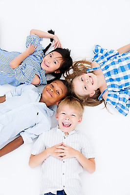 포토 JPG 스튜디오촬영 서양인 여자 남자 어린이라이프 어린이 흑인 실내 웃음 동양인 여러명 상반신 친구 하이앵글 글로벌 눕기 국내포토 외국인 라이프스타일 뷰포인트 다수 관계 모션 표정 사람 인종 내부 파일형식