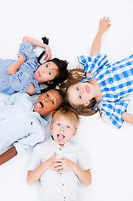 포토 JPG 스튜디오촬영 서양인 여자 남자 어린이라이프 어린이 흑인 실내 동양인 여러명 상반신 친구 하이앵글 글로벌 눕기 메롱 국내포토 외국인 라이프스타일 뷰포인트 다수 관계 모션 사람 인종 내부 파일형식