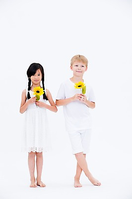 포토 JPG 스튜디오촬영 전신 서양인 여자 남자 어린이라이프 어린이 해바라기 실내 서기 들기 동양인 두명 앞모습 친구 글로벌 국내포토 외국인 라이프스타일 꽃 뷰포인트 관계 모션 사람 인종 내부 파일형식