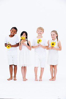 포토 JPG 스튜디오촬영 전신 서양인 여자 남자 어린이라이프 어린이 흑인 해바라기 실내 서기 웃음 들기 동양인 여러명 앞모습 친구 글로벌 국내포토 외국인 라이프스타일 꽃 뷰포인트 다수 관계 모션 표정 사람 인종 내부 파일형식