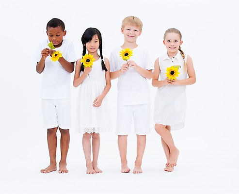 포토 JPG 스튜디오촬영 전신 서양인 여자 남자 어린이라이프 어린이 흑인 해바라기 실내 서기 웃음 들기 동양인 여러명 앞모습 친구 글로벌 국내포토 외국인 라이프스타일 꽃 뷰포인트 다수 관계 모션 표정 사람 인종 내부 파일형식