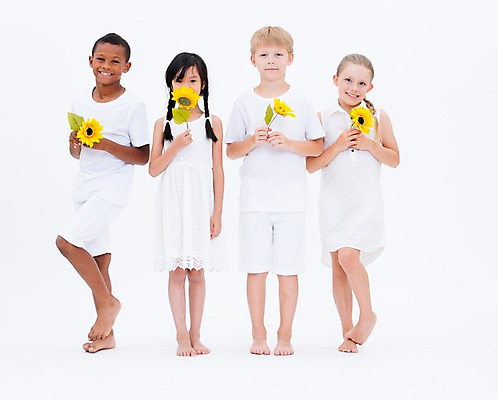 포토 JPG 스튜디오촬영 전신 서양인 여자 남자 어린이라이프 어린이 흑인 해바라기 실내 서기 웃음 들기 동양인 여러명 앞모습 친구 글로벌 국내포토 외국인 라이프스타일 꽃 뷰포인트 다수 관계 모션 표정 사람 인종 내부 파일형식