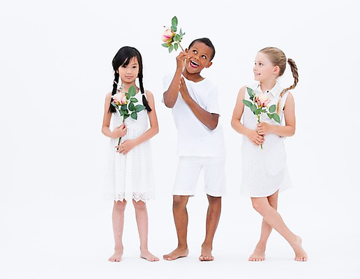 포토 JPG 스튜디오촬영 전신 서양인 여자 남자 꽃 어린이라이프 어린이 흑인 실내 서기 웃음 들기 동양인 앞모습 세명 친구 글로벌 국내포토 외국인 식물 라이프스타일 뷰포인트 관계 모션 표정 사람 인종 내부 파일형식