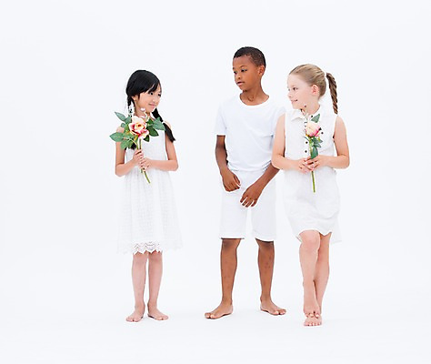 포토 JPG 스튜디오촬영 전신 서양인 여자 남자 꽃 어린이라이프 어린이 흑인 실내 서기 웃음 들기 동양인 앞모습 세명 친구 글로벌 국내포토 외국인 식물 라이프스타일 뷰포인트 관계 모션 표정 사람 인종 내부 파일형식