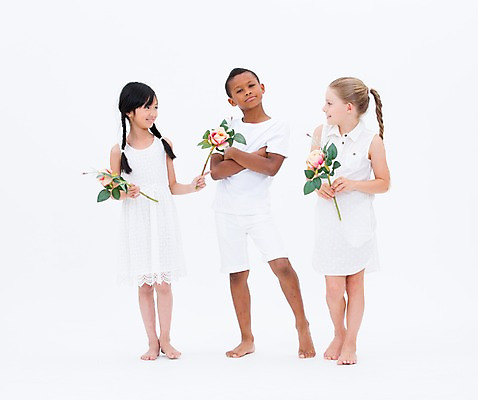 포토 JPG 스튜디오촬영 전신 서양인 여자 남자 꽃 어린이라이프 어린이 흑인 실내 서기 웃음 들기 동양인 앞모습 세명 친구 글로벌 팔짱 국내포토 외국인 식물 라이프스타일 뷰포인트 관계 모션 표정 사람 인종 내부 파일형식