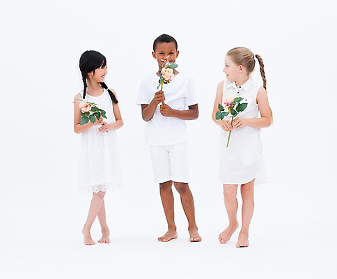 포토 JPG 스튜디오촬영 전신 서양인 여자 남자 꽃 어린이라이프 어린이 흑인 실내 서기 웃음 들기 동양인 앞모습 세명 친구 글로벌 국내포토 외국인 식물 라이프스타일 뷰포인트 관계 모션 표정 사람 인종 내부 파일형식
