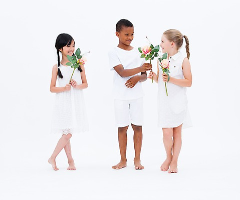 포토 JPG 스튜디오촬영 전신 서양인 여자 남자 꽃 어린이라이프 어린이 흑인 실내 서기 웃음 들기 동양인 앞모습 세명 친구 글로벌 국내포토 외국인 식물 라이프스타일 뷰포인트 관계 모션 표정 사람 인종 내부 파일형식