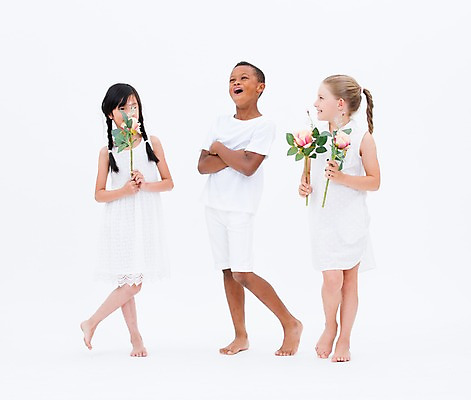 포토 JPG 스튜디오촬영 전신 서양인 여자 남자 꽃 어린이라이프 어린이 흑인 실내 서기 웃음 들기 동양인 앞모습 세명 친구 글로벌 팔짱 국내포토 외국인 식물 라이프스타일 뷰포인트 관계 모션 표정 사람 인종 내부 파일형식