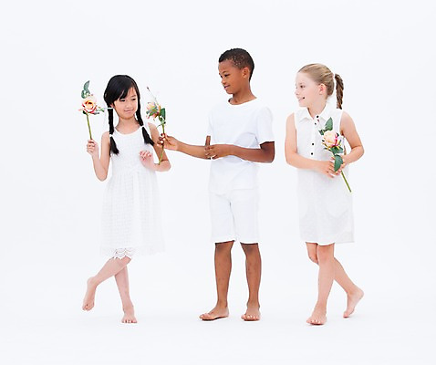 포토 JPG 스튜디오촬영 전신 서양인 여자 남자 꽃 어린이라이프 어린이 흑인 실내 서기 웃음 들기 동양인 앞모습 세명 친구 글로벌 국내포토 외국인 식물 라이프스타일 뷰포인트 관계 모션 표정 사람 인종 내부 파일형식