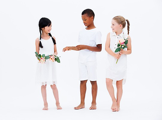 포토 JPG 스튜디오촬영 전신 서양인 여자 남자 꽃 어린이라이프 어린이 흑인 실내 서기 웃음 들기 동양인 앞모습 세명 친구 글로벌 국내포토 외국인 식물 라이프스타일 뷰포인트 관계 모션 표정 사람 인종 내부 파일형식