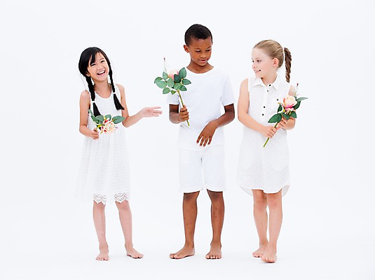 포토 JPG 스튜디오촬영 전신 서양인 여자 남자 꽃 어린이라이프 어린이 흑인 실내 서기 웃음 들기 동양인 앞모습 세명 친구 글로벌 국내포토 외국인 식물 라이프스타일 뷰포인트 관계 모션 표정 사람 인종 내부 파일형식