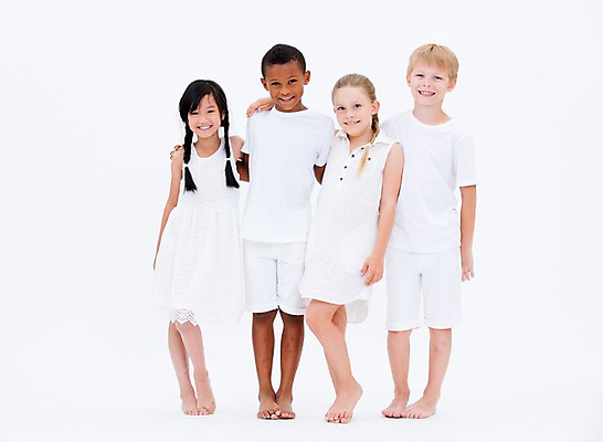 포토 JPG 스튜디오촬영 전신 서양인 여자 남자 어린이라이프 어린이 흑인 어깨동무 실내 서기 웃음 동양인 여러명 앞모습 친구 글로벌 국내포토 외국인 라이프스타일 뷰포인트 포즈 다수 관계 모션 표정 사람 인종 내부 파일형식