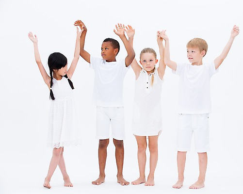 포토 JPG 스튜디오촬영 전신 서양인 여자 남자 어린이라이프 어린이 흑인 실내 서기 동양인 여러명 앞모습 친구 글로벌 손잡기 만세 국내포토 외국인 라이프스타일 뷰포인트 다수 관계 모션 사람 인종 내부 파일형식