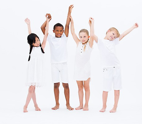 포토 JPG 스튜디오촬영 전신 서양인 여자 남자 어린이라이프 어린이 흑인 실내 서기 웃음 동양인 여러명 앞모습 친구 글로벌 손잡기 만세 국내포토 외국인 라이프스타일 뷰포인트 다수 관계 모션 표정 사람 인종 내부 파일형식