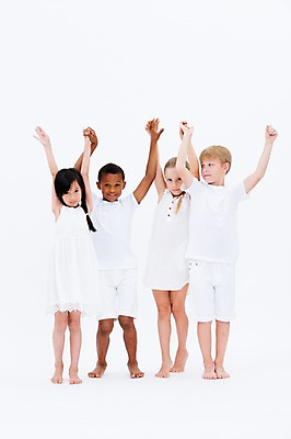 포토 JPG 스튜디오촬영 전신 서양인 여자 남자 어린이라이프 어린이 흑인 실내 서기 웃음 동양인 여러명 앞모습 친구 글로벌 손잡기 만세 국내포토 외국인 라이프스타일 뷰포인트 다수 관계 모션 표정 사람 인종 내부 파일형식