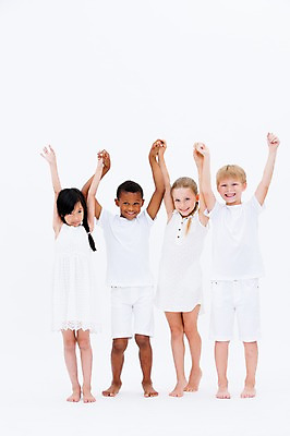 포토 JPG 스튜디오촬영 전신 서양인 여자 남자 어린이라이프 어린이 흑인 실내 서기 웃음 동양인 여러명 앞모습 친구 글로벌 손잡기 만세 국내포토 외국인 라이프스타일 뷰포인트 다수 관계 모션 표정 사람 인종 내부 파일형식