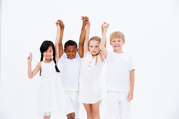 포토 JPG 스튜디오촬영 서양인 여자 남자 어린이라이프 어린이 흑인 실내 서기 웃음 동양인 여러명 앞모습 친구 글로벌 손잡기 만세 브이 국내포토 외국인 라이프스타일 뷰포인트 다수 관계 모션 표정 사람 인종 손짓 내부 파일형식