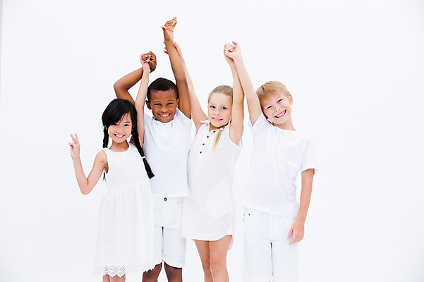 포토 JPG 스튜디오촬영 서양인 여자 남자 어린이라이프 어린이 흑인 실내 서기 웃음 동양인 여러명 앞모습 친구 글로벌 손잡기 만세 국내포토 외국인 라이프스타일 뷰포인트 다수 관계 모션 표정 사람 인종 내부 파일형식