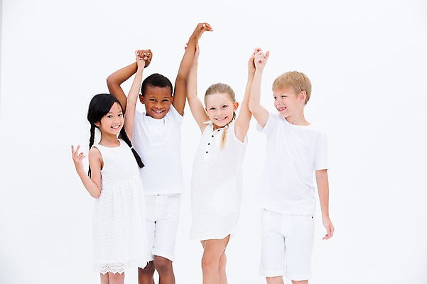 포토 JPG 스튜디오촬영 서양인 여자 남자 어린이라이프 어린이 흑인 실내 서기 웃음 동양인 여러명 앞모습 친구 글로벌 손잡기 만세 국내포토 외국인 라이프스타일 뷰포인트 다수 관계 모션 표정 사람 인종 내부 파일형식