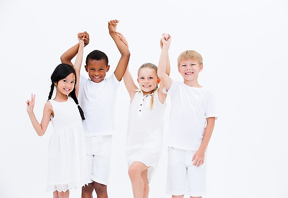 포토 JPG 스튜디오촬영 서양인 여자 남자 어린이라이프 어린이 흑인 실내 서기 웃음 동양인 여러명 앞모습 친구 글로벌 손잡기 만세 브이 국내포토 외국인 라이프스타일 뷰포인트 다수 관계 모션 표정 사람 인종 손짓 내부 파일형식