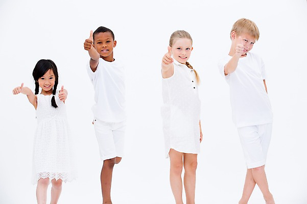 포토 JPG 스튜디오촬영 서양인 여자 남자 어린이라이프 어린이 흑인 실내 서기 웃음 동양인 손짓 여러명 앞모습 친구 글로벌 최고 국내포토 외국인 라이프스타일 뷰포인트 다수 관계 모션 표정 사람 인종 내부 파일형식