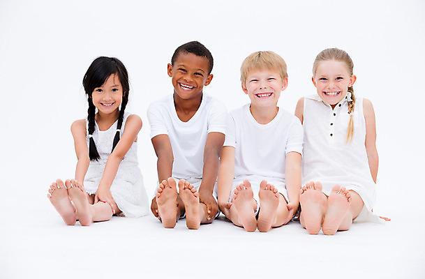 포토 JPG 스튜디오촬영 전신 서양인 여자 남자 어린이라이프 어린이 흑인 실내 웃음 앉기 동양인 여러명 앞모습 친구 글로벌 국내포토 외국인 라이프스타일 뷰포인트 다수 관계 모션 표정 사람 인종 내부 파일형식