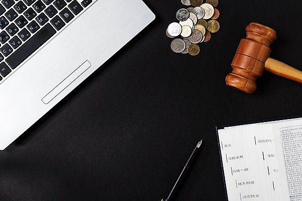 포토 JPG 스튜디오촬영 사진 실내 사람없음 책 노트북 볼펜 동전 오브젝트 법 의사봉 십원 플랫레이 국내포토 돈 내부 전자제품 펜 플랫 파일형식