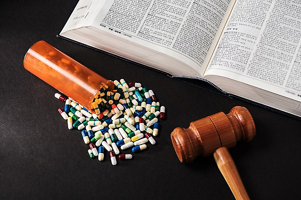 포토 JPG 스튜디오촬영 사진 실내 사람없음 책 알약 약 약병 오브젝트 먹는약 법 의사봉 위반 구급약품 치료제 국내포토 의학 내부 병_담는 파일형식