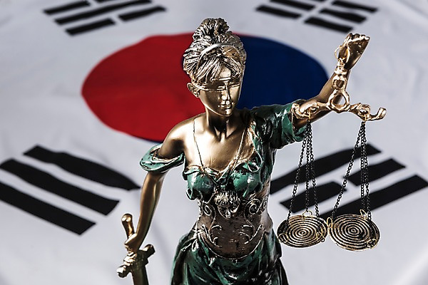 포토 JPG 스튜디오촬영 실내 사람없음 아웃포커스 조각상 국기 태극기 오브젝트 법 정의의여신상 제헌절 국내포토 촬영기법 내부 조형물 국경일 여신상 파일형식