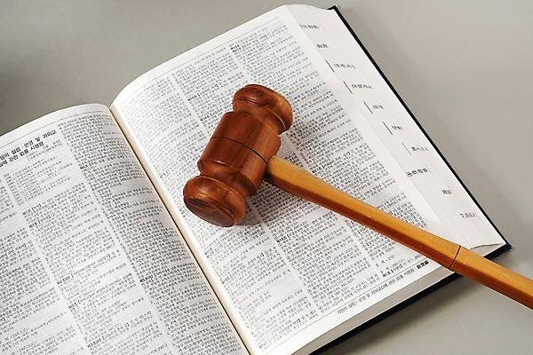 포토 JPG 스튜디오촬영 실내 사람없음 오브젝트 법 의사봉 법전 제헌절 국내포토 내부 책 국경일 파일형식