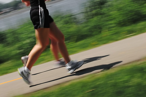 포토 JPG 해외이미지 라이프스타일 커플 공원 여자 도로 길 스포츠 포즈 신발 모션 발 운동선수 함께함 건강 그림자 사람 이벤트 성인 사람없음 야외 친구 달리기 조깅 운동 햇빛 경쟁 봄 우정 기차 연습 마라톤 달리기선수 블러 선로 양발 해외202004 해외포토 계절 공공시설 육상교통 컨셉 관계 교통시설 대중교통 경기 생활 신체부위 태양 육상스포츠 육상선수 파일형식 이미지허브