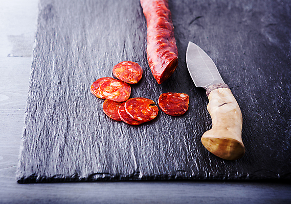 포토 JPG 해외이미지 스튜디오촬영 전통문화 음식 부분 육류 사람없음 식사 신선 소시지 스페인 칼 자르기 살라미 스페인요리 음식준비 정물화 초리조 핸드메이드 개조 해외202004 해외포토 전통 유럽 문화 식재료 모션 실내 가공식품 준비 그림 파일형식 이미지허브