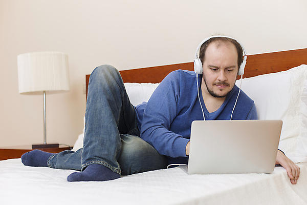 포토 JPG 해외이미지 전신 백인 응시 휴식 실내 한명 사람 성인 앞모습 30대 노트북 눕기 헤드폰 침대 성인남자한명만 해외202004 해외포토 서양인 1 시선 뷰포인트 음향기기 가구 컨셉 모션 내부 장년 전자제품 남자한명만 성인남자만 파일형식 이미지허브