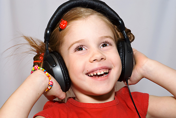 포토 JPG 해외이미지 백인 1 여자 얼굴 어린이 음악 한명 사람 헤드폰 작음 해외202004 해외포토 서양인 음향기기 문화예술 신체부위 크기 파일형식 이미지허브